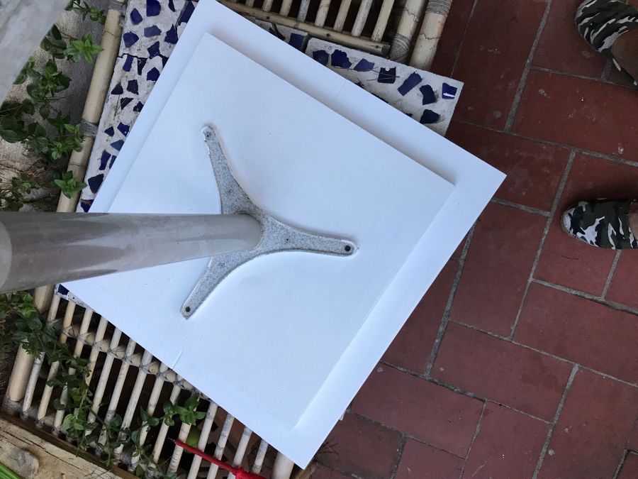 Die neue Platte an den Fuß geschraubt.Danach das Mosaik neu aufbringen.