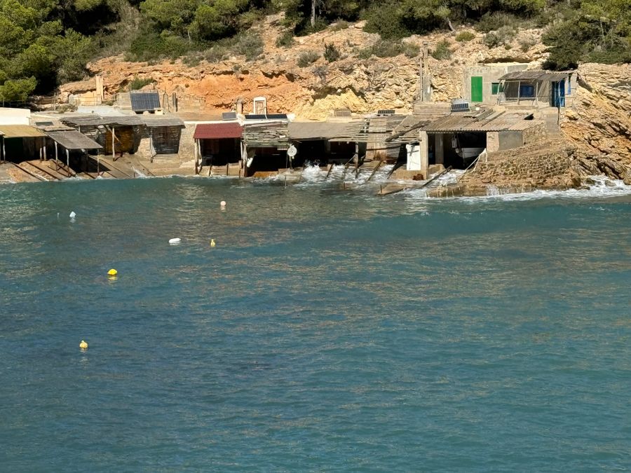 Nebenan in der Fischerbucht reicht das Wasser bis in die Bootshäuser rein. So hat der Sturm das Wasser an die Küste gedrückt.